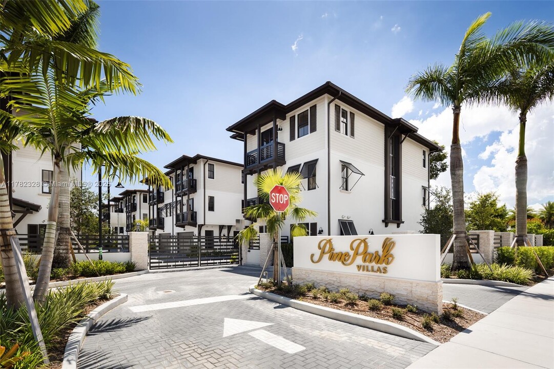7498 SW 100th St in Pinecrest, FL - Foto de edificio