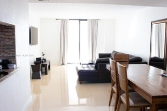 1621 Collins Ave in Miami Beach, FL - Building Photo - Building Photo