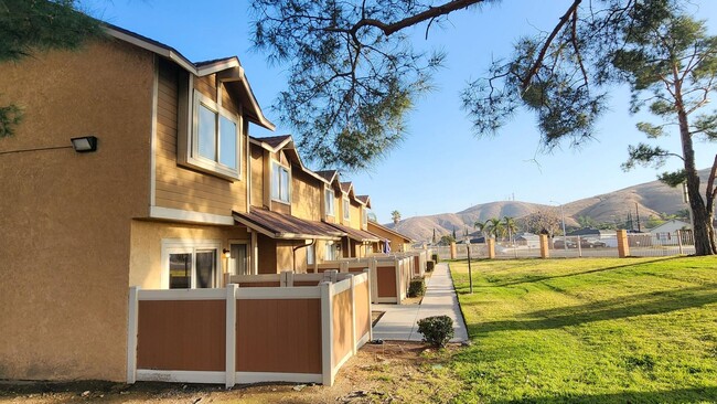 1460 Kendall Dr in San Bernardino, CA - Building Photo - Building Photo