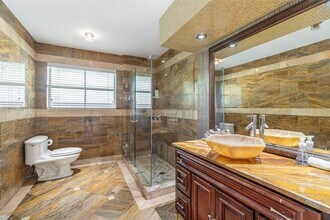 14644 SW 83rd Ct in Palmetto Bay, FL - Foto de edificio - Building Photo