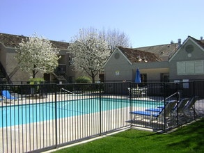 Canyon Creek Apartments in Bakersfield, CA - Foto de edificio - Building Photo