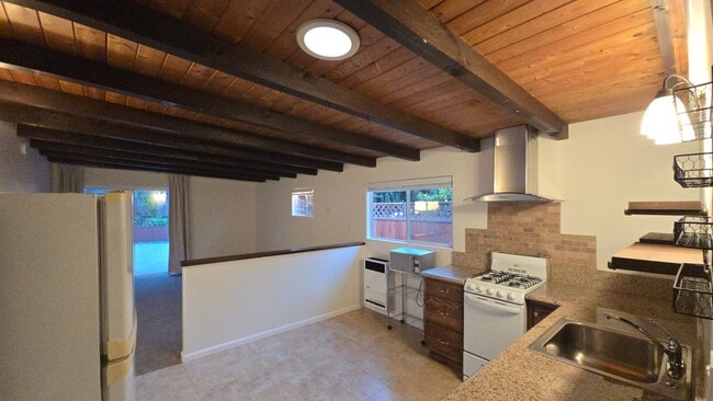 3909 Maricopa Dr in Santa Barbara, CA - Building Photo - Building Photo