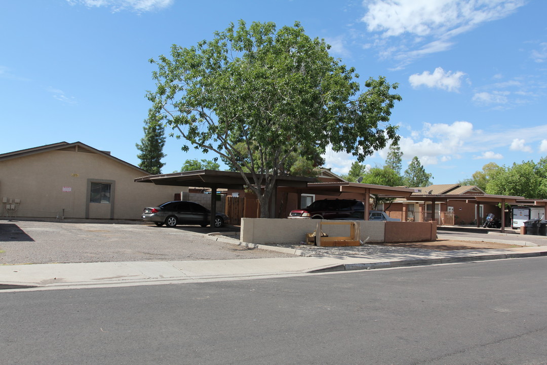 2837 E Capri Cor in Mesa, AZ - Foto de edificio