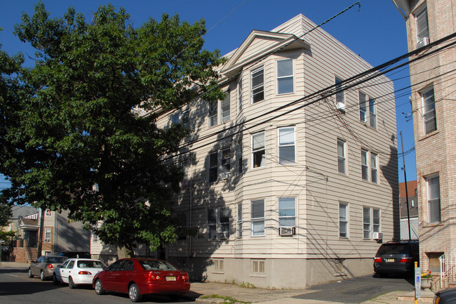 203 Devon St in Kearny, NJ - Building Photo - Building Photo