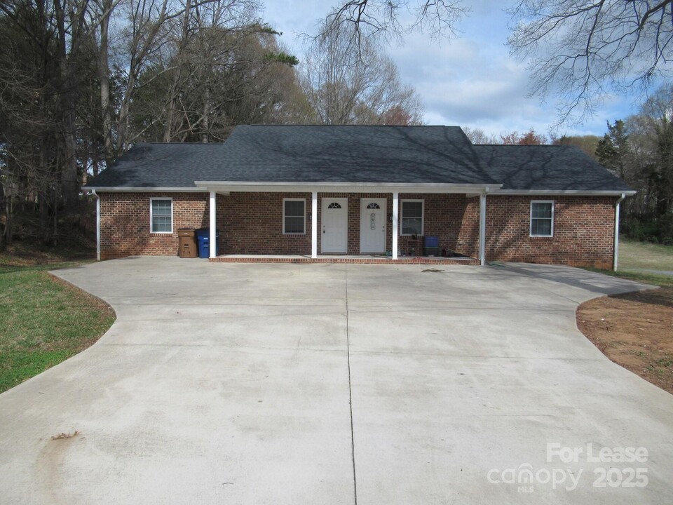 483 S Government St in Lincolnton, NC - Foto de edificio