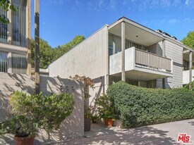 833 Moraga Dr in Los Angeles, CA - Building Photo