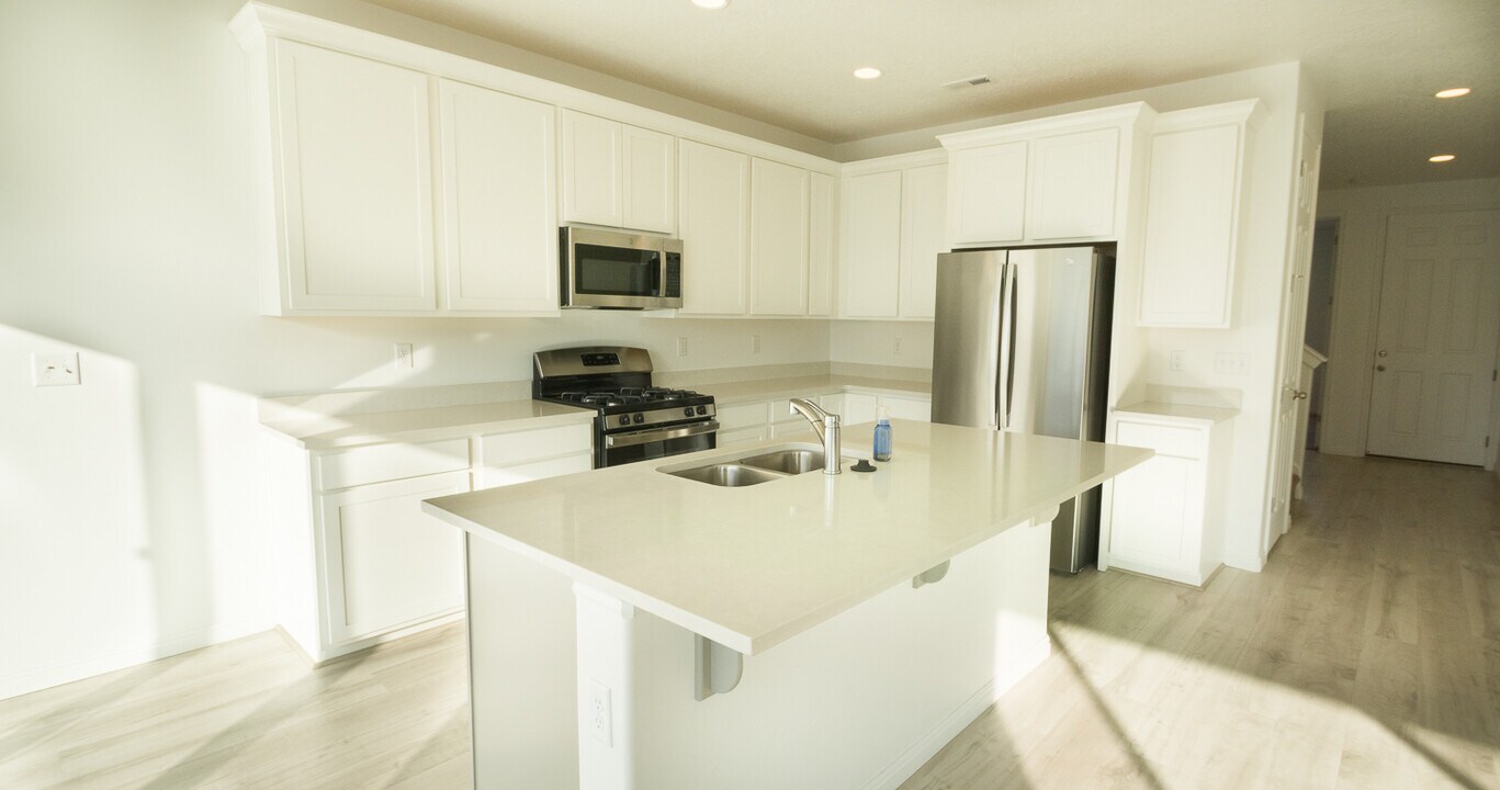 1975 W 950 N in Layton, UT - Building Photo