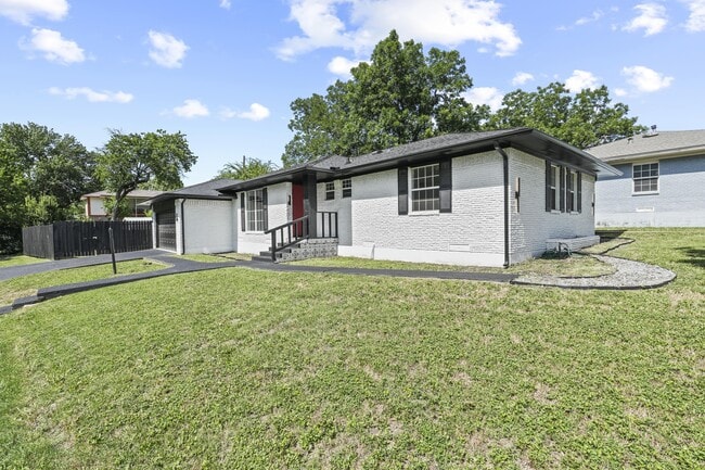3423 W Clarendon Dr in Dallas, TX - Building Photo - Building Photo