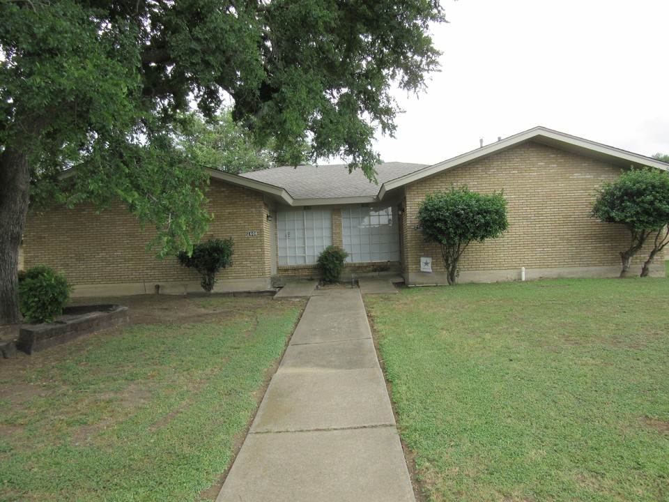 2604-06 18th St in Plano, TX - Building Photo