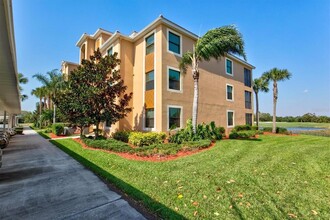 6411 Grand Estuary Trail, Unit 202 in Bradenton, FL - Foto de edificio - Building Photo