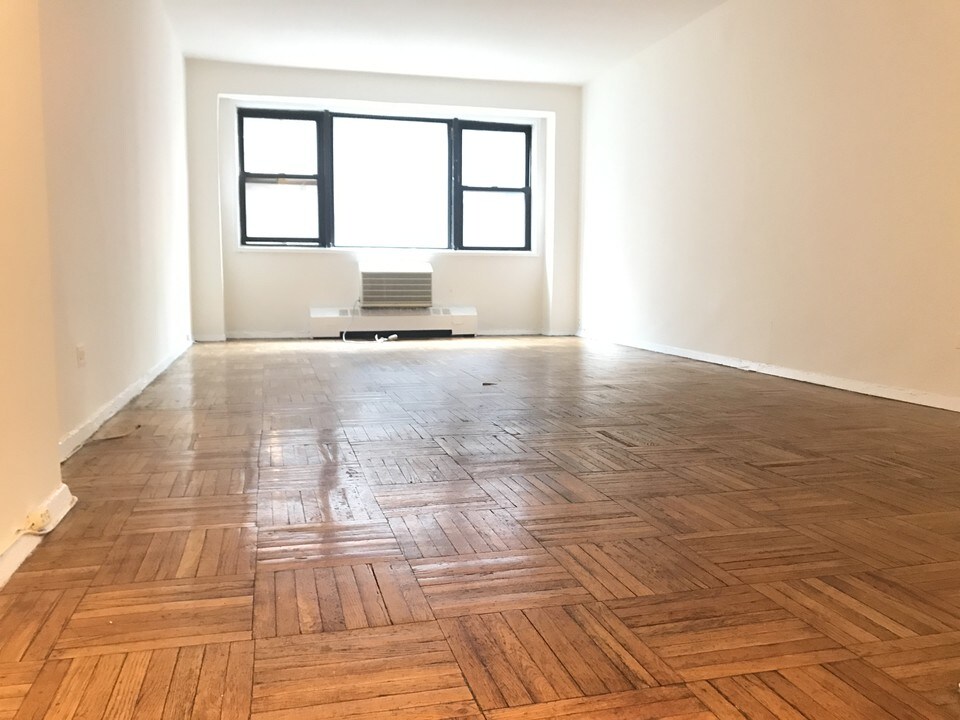 310 E 53rd St in New York, NY - Building Photo
