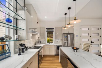 8455 24th Ave SW in Seattle, WA - Building Photo - Building Photo