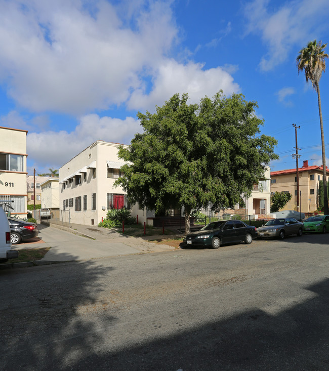 905 S Berendo St in Los Angeles, CA - Foto de edificio - Building Photo