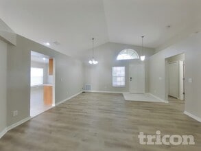 31136 Whinsenton Dr in Wesley Chapel, FL - Building Photo - Building Photo