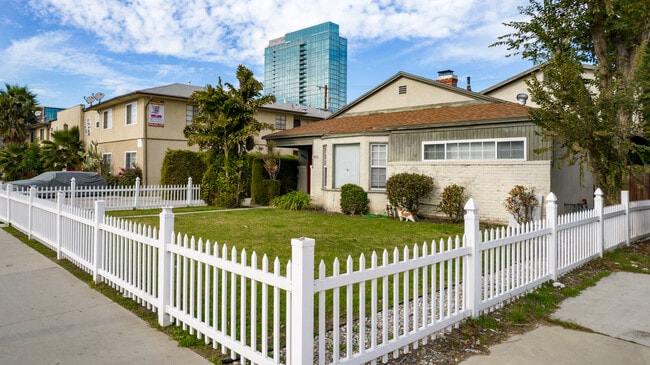 5655 W Jefferson Blvd in Los Angeles, CA - Foto de edificio - Building Photo