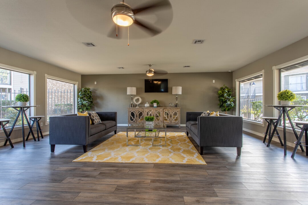 Oak Run Manor Apartments in Pasadena, TX - Building Photo