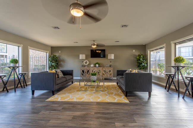 Oak Run Manor Apartments in Pasadena, TX - Building Photo - Interior Photo