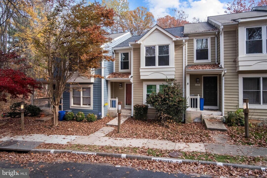 1602 Oak Spring Way in Reston, VA - Building Photo