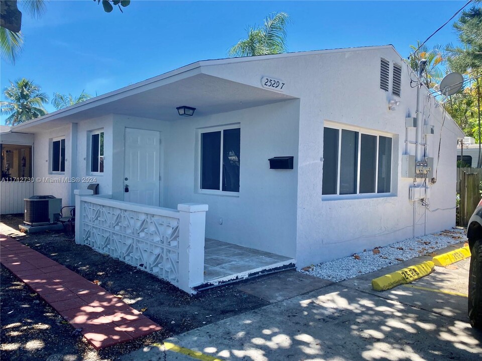 2527-2529 Roosevelt St in Hollywood, FL - Building Photo