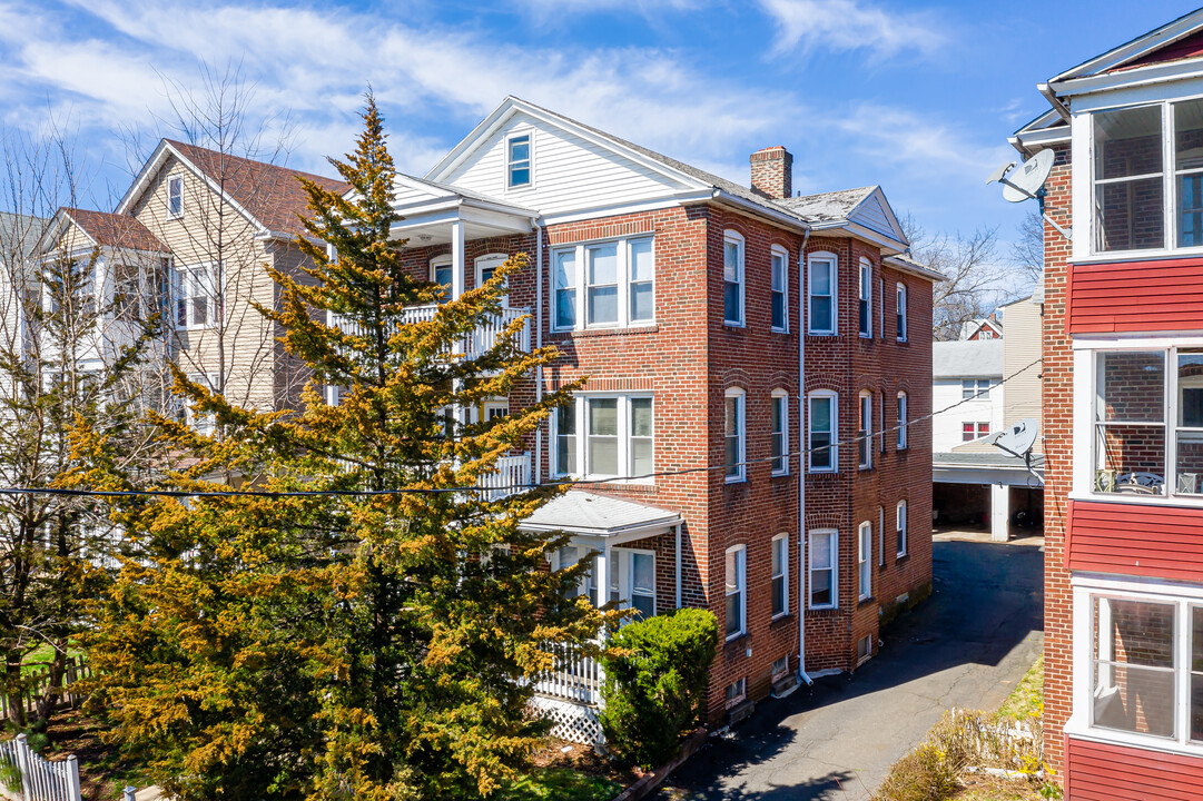 126 Linden St in New Britain, CT - Building Photo