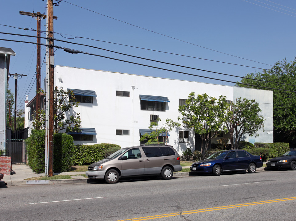 6701 Haskell Ave in Van Nuys, CA - Building Photo