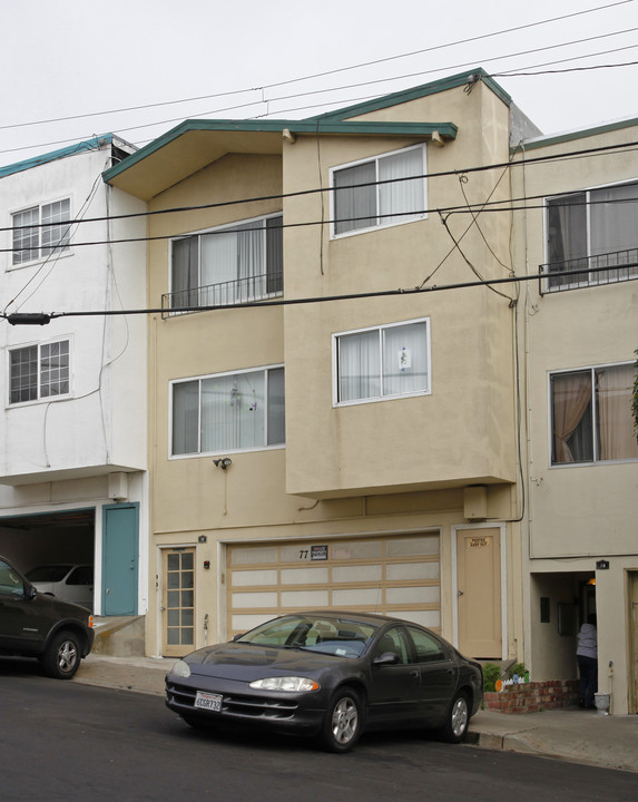 77 Lausanne Ave in Daly City, CA - Foto de edificio