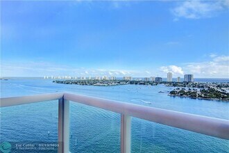 2640 Lake Shore Dr in Riviera Beach, FL - Foto de edificio - Building Photo