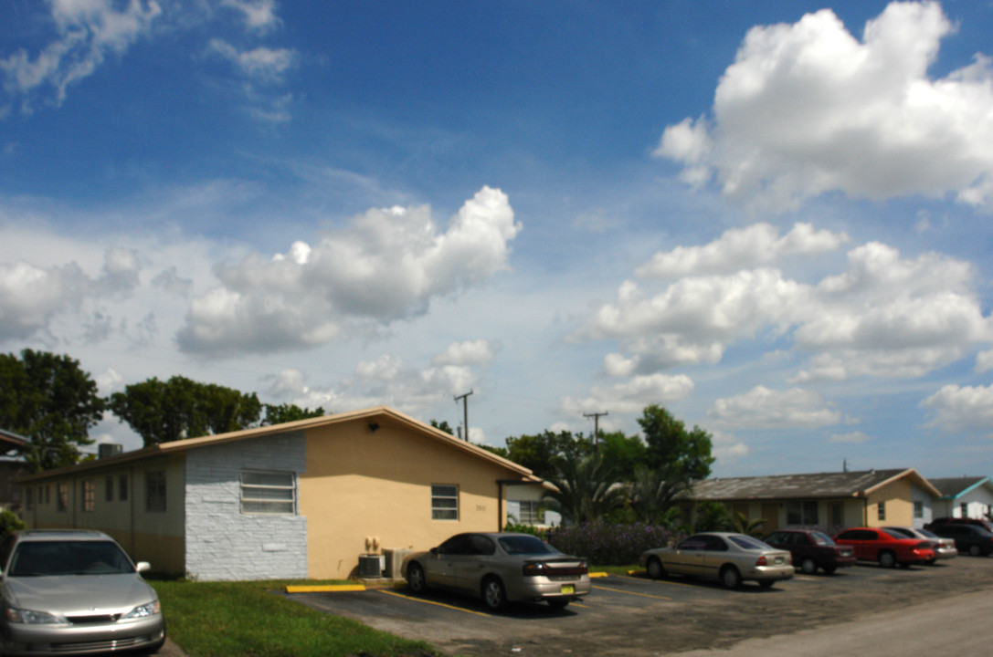 Ion & Ana Apartments in Pembroke Pines, FL - Building Photo