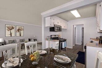 La Paz Apartments in Fountain Valley, CA - Foto de edificio - Building Photo