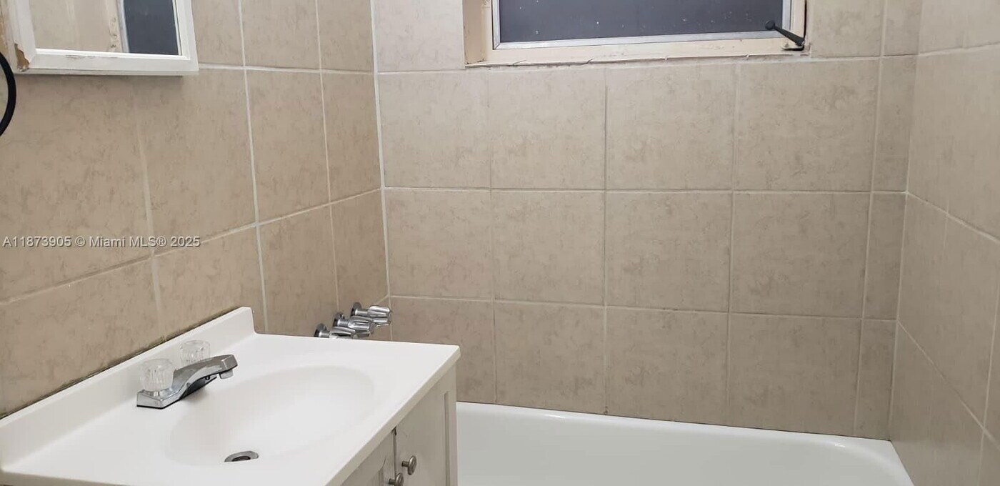 2063 NE 173rd St in North Miami Beach, FL - Building Photo