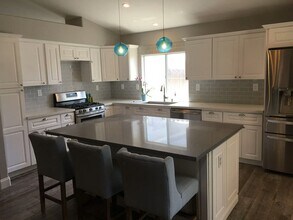 190 San Tropez Dr in Hollister, CA - Building Photo - Building Photo