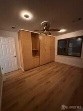 405 N Oaks Blvd in North Brunswick, NJ - Foto de edificio - Building Photo