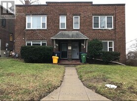 547 Kingston Rd in Toronto, ON - Building Photo