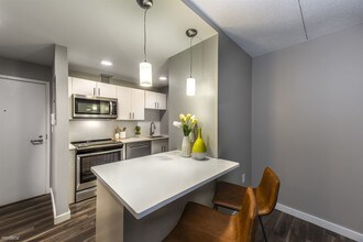 70 Pearl St-Unit -1-602 in Brookline, MA - Foto de edificio - Building Photo