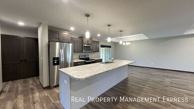 3 Bed 2 Bath Townhome w/ Double Garage in Southeast SF in Sioux Falls, SD - Building Photo - Building Photo