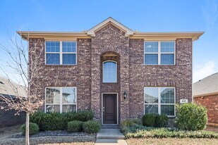 605 Wounded Knee Dr in Aubrey, TX - Building Photo