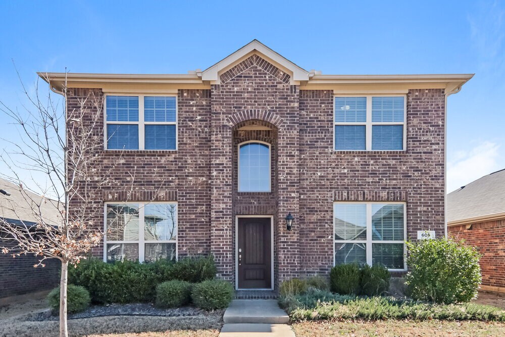 605 Wounded Knee Dr in Aubrey, TX - Building Photo