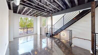 310 S Jensen Dr in Houston, TX - Building Photo - Building Photo