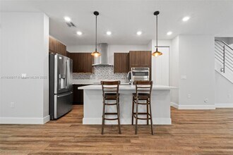 6658 NW 102nd Path in Doral, FL - Building Photo - Building Photo