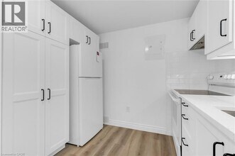 2 Wardrope Ave in Hamilton, ON - Building Photo - Building Photo