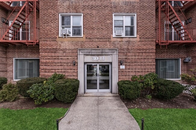 30-11 Parsons Blvd in Queens, NY - Building Photo - Building Photo