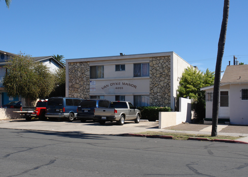 Van Dyke Manor in San Diego, CA - Building Photo