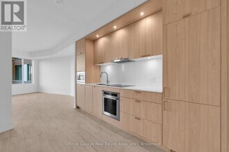 259 The Kingsway in Toronto, ON - Building Photo - Building Photo