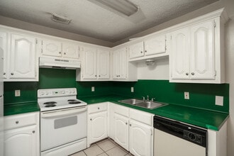 Summit Apartments in McAllen, TX - Foto de edificio - Interior Photo