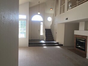 1005 Sand Creek Dr in Bakersfield, CA - Foto de edificio - Building Photo