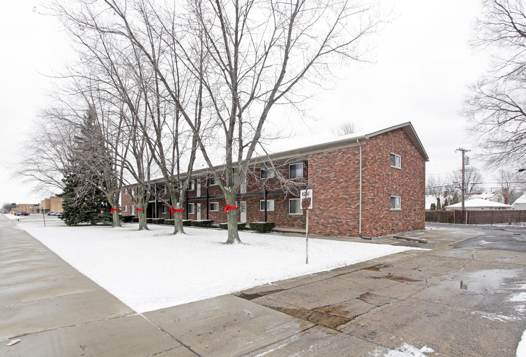 21700 E 9 Mile Rd in St. Clair Shores, MI - Building Photo