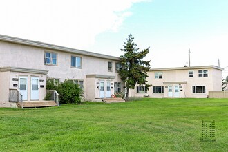 Athlone Park Townhomes in Edmonton, AB - Building Photo - Building Photo