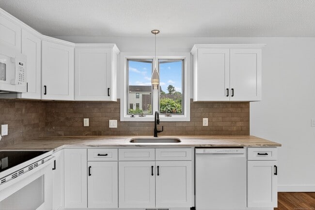 249 Addison Rd in Glastonbury, CT - Building Photo - Building Photo