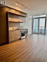 448 Burnhamthorpe Rd W in Mississauga, ON - Building Photo