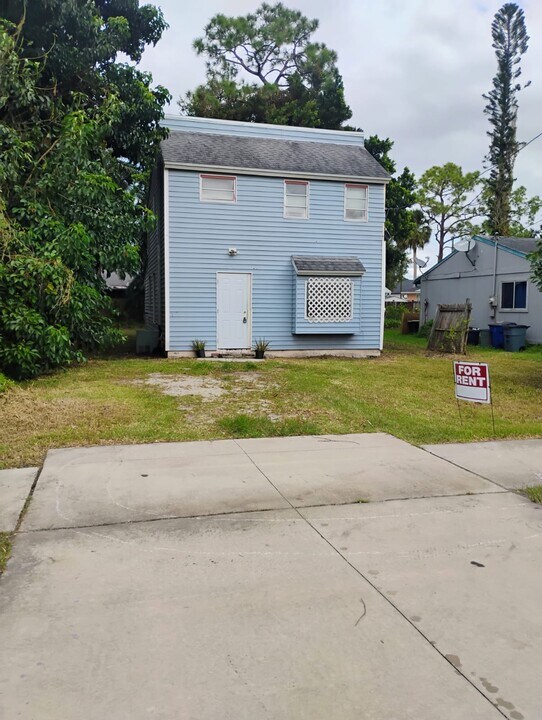 538 State St in North Fort Myers, FL - Building Photo